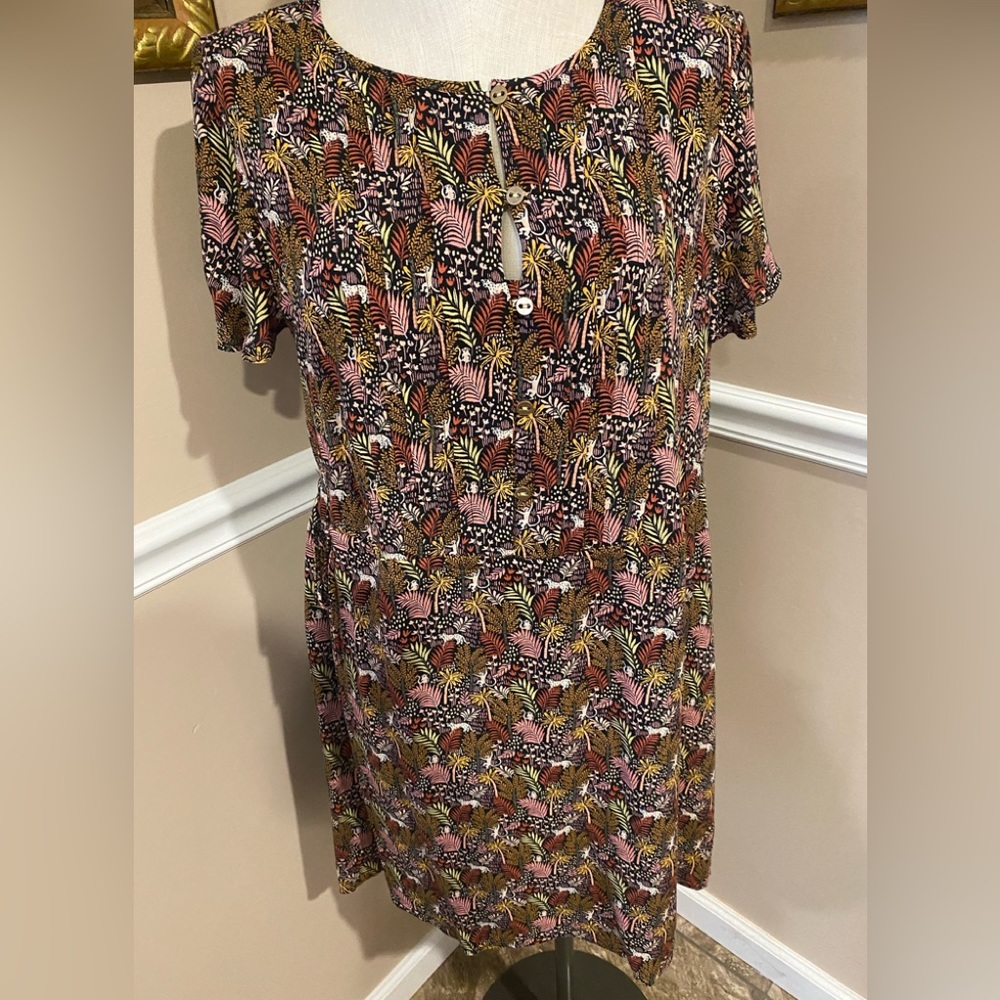 Loft dress w short sleeve round neck w 3 gold buttons M